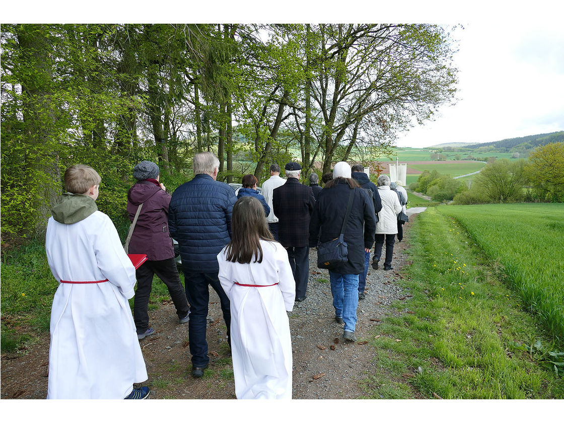 Bittprozession an der Weingartenkapelle (Foto: Karl-Franz Thiede)